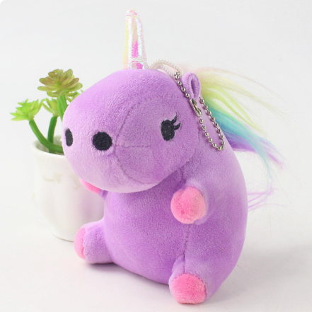 une petite peluche licorne de couleur violette