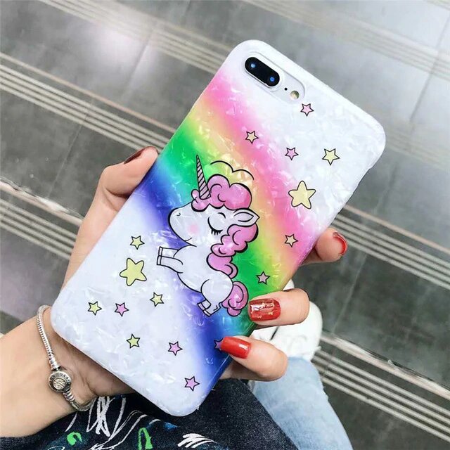 une coque arc en ciel licorne qui brille