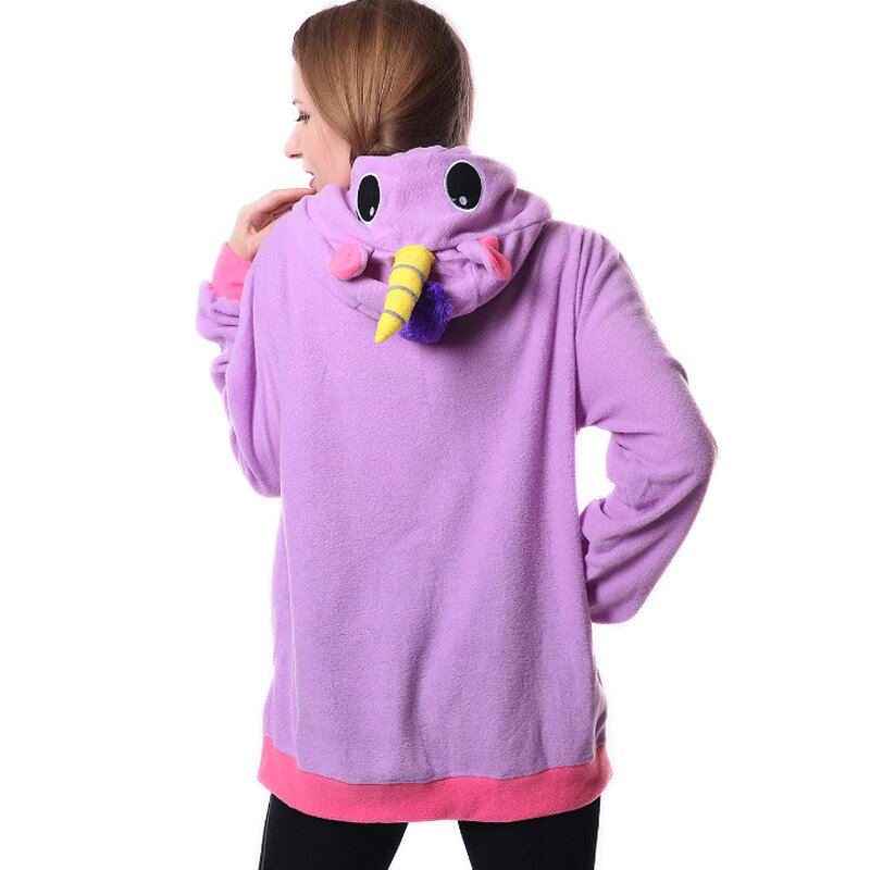 un sweat licorne avec une corne sur la capuche