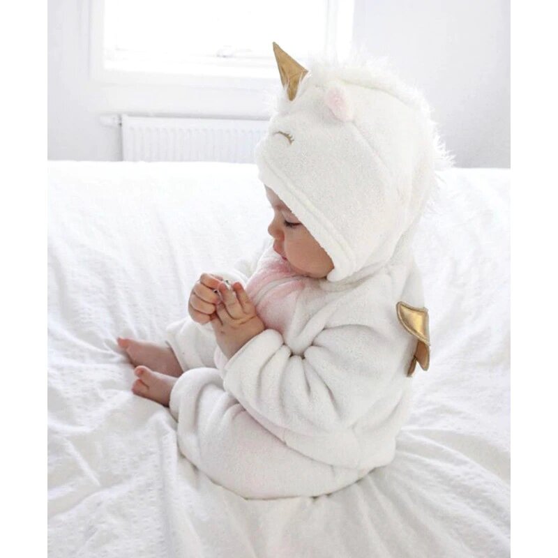 bebe dans combinaison licorne blanche
