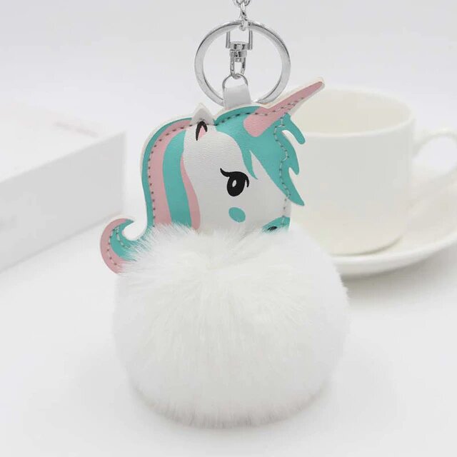 un mignon petit porte cle licorne pompon blanc