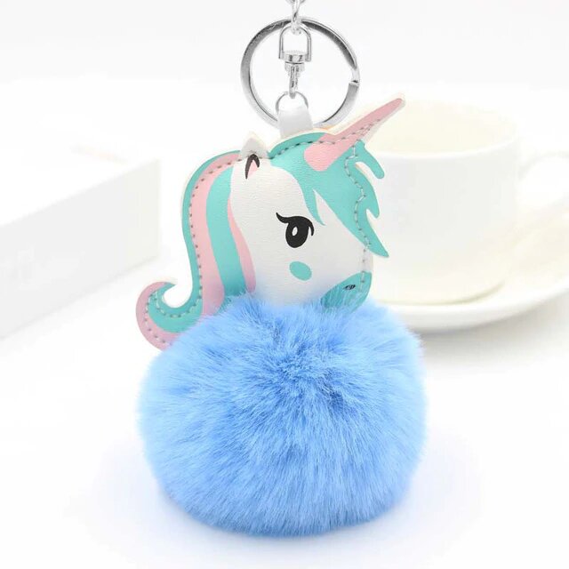 un-porte-clef-licorne-avec-un-pompon-bleu