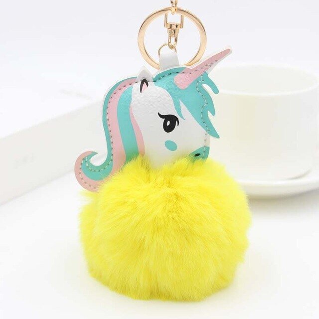 un porte cle licorne pompon de couleur jaune