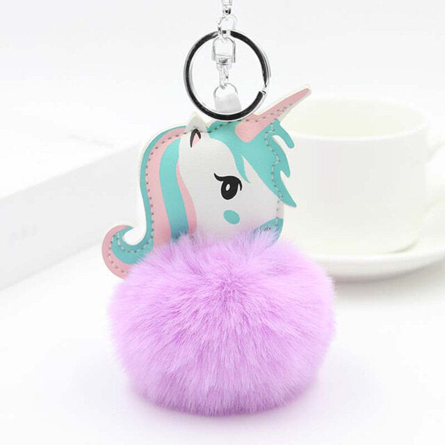un porte clef licorne avec un pompon violet