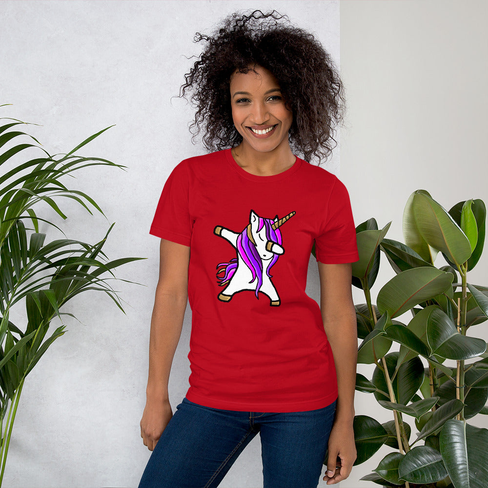 une femme porte un t shirt dab licorne