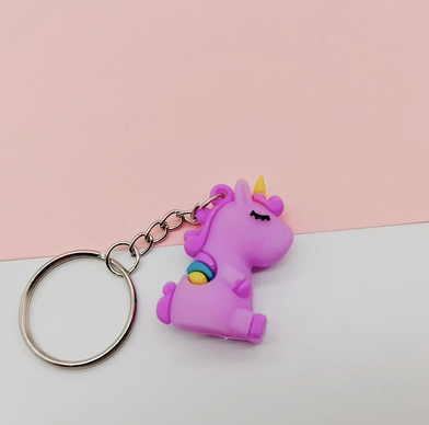 un-Porte-clef-licorne-emoji-de-couleur-violet