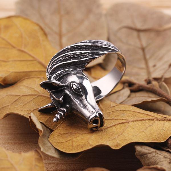 bague gothique style licorne
